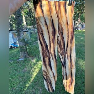 Workout patterned leggings